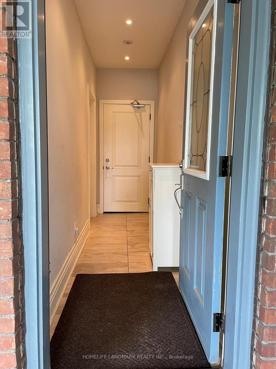 # Upper - 186 Kingston Road, Toronto, Ontario  M4L 1S7 - Photo 2 - E12505936