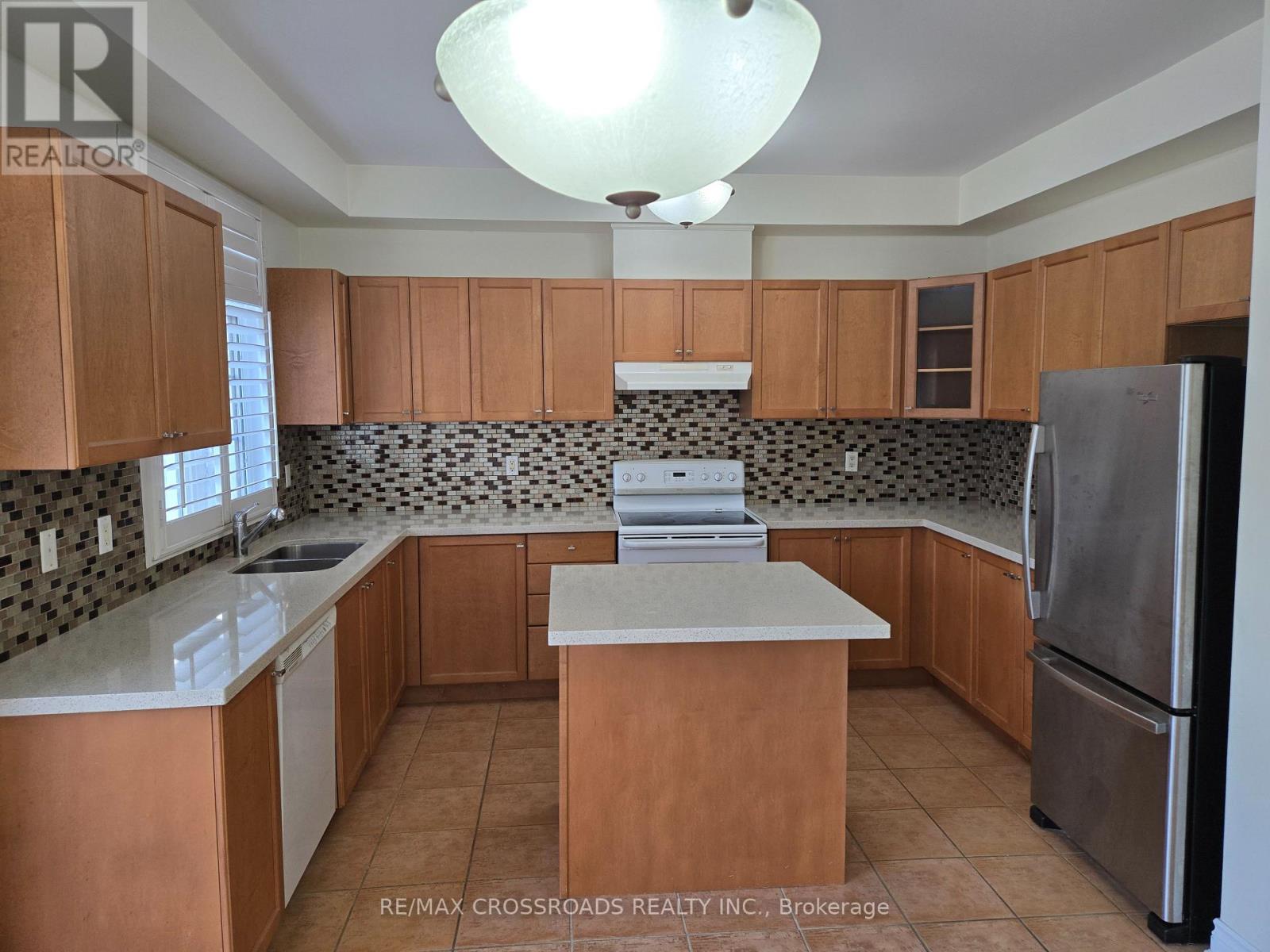 2 - 10 Post Oak Drive, Richmond Hill, Ontario  L4E 4H8 - Photo 3 - N12505930