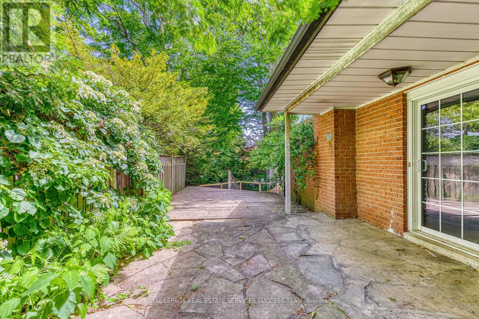 1106 Crestview Street, Oakville, Ontario  L6J 2C6 - Photo 33 - W12505928