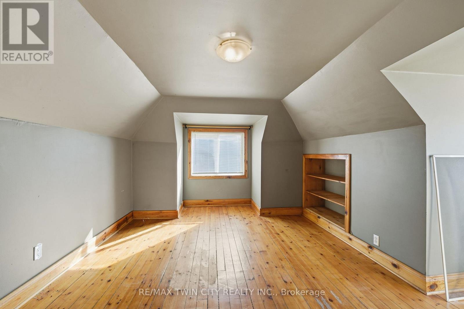 35 Edwin Street, Brantford, Ontario  N3T 4B8 - Photo 11 - X12505918