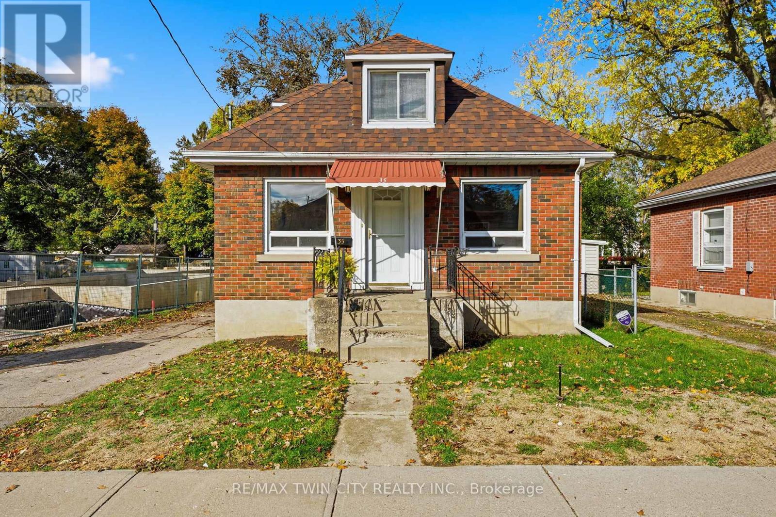 35 Edwin Street, Brantford, Ontario  N3T 4B8 - Photo 2 - X12505918