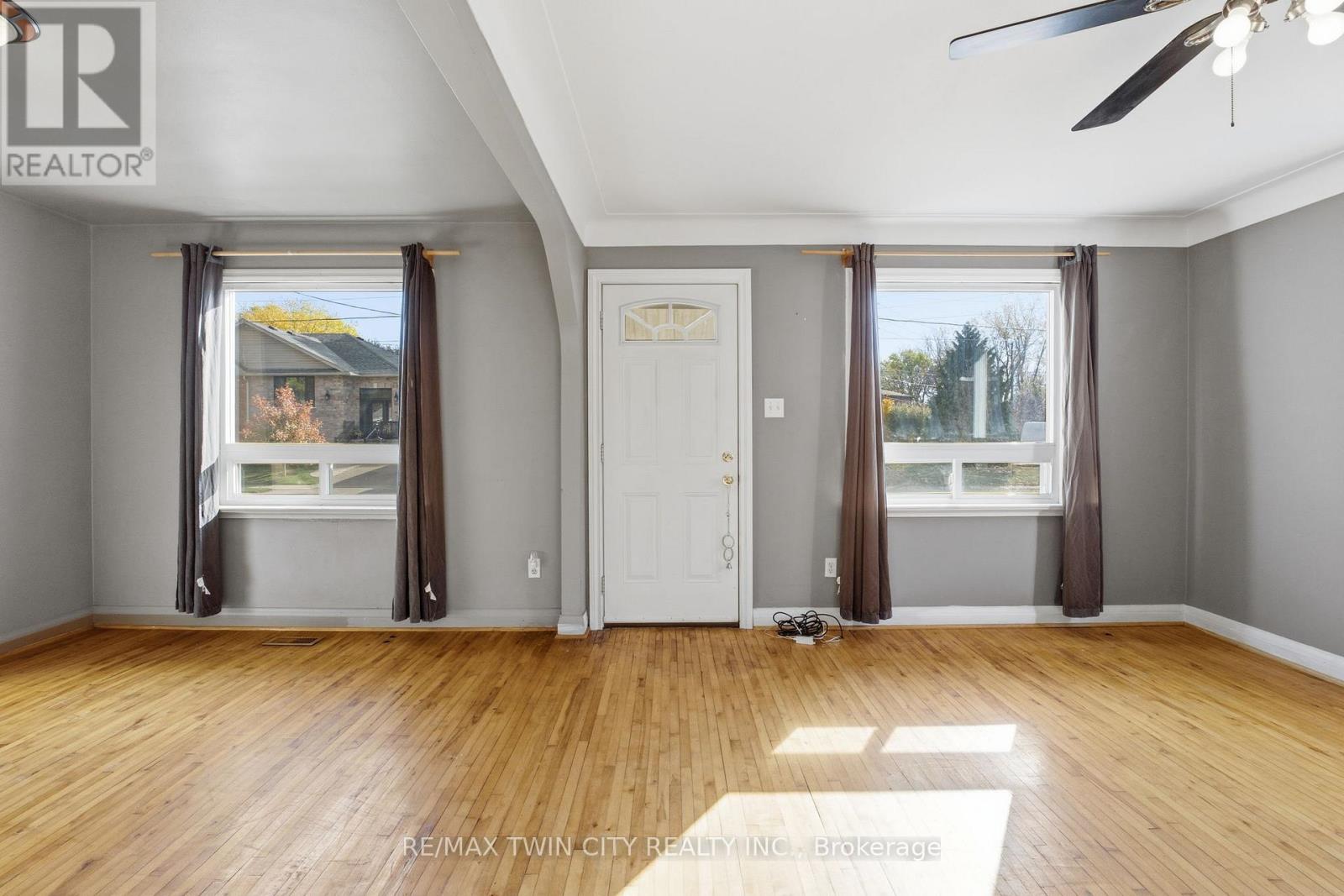 35 Edwin Street, Brantford, Ontario  N3T 4B8 - Photo 3 - X12505918