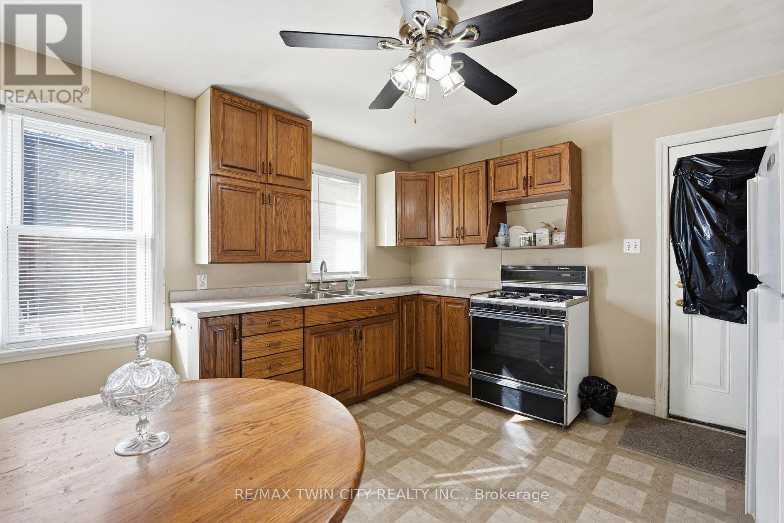 35 Edwin Street, Brantford, Ontario  N3T 4B8 - Photo 5 - X12505918