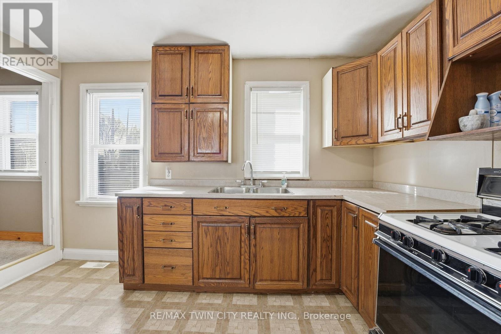 35 Edwin Street, Brantford, Ontario  N3T 4B8 - Photo 6 - X12505918