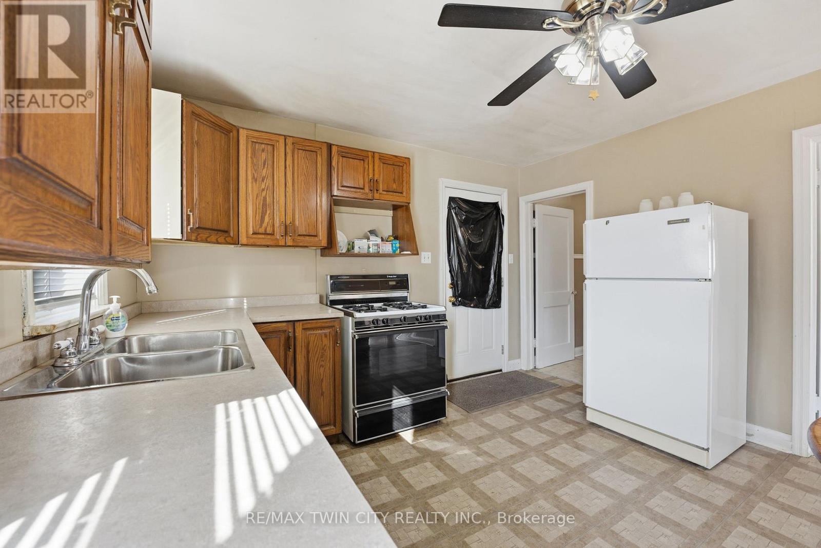 35 Edwin Street, Brantford, Ontario  N3T 4B8 - Photo 7 - X12505918