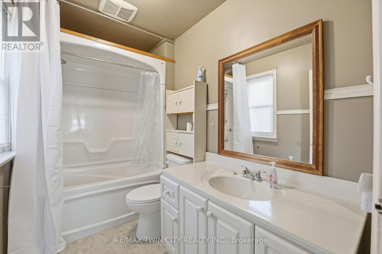 35 Edwin Street, Brantford, Ontario  N3T 4B8 - Photo 8 - X12505918