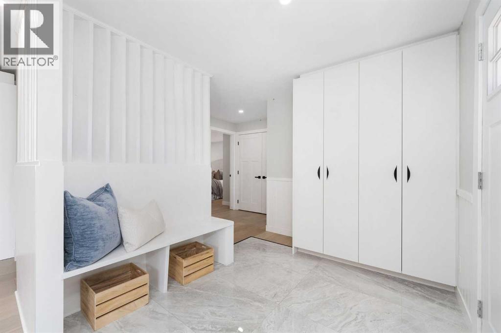 328 Cantrell Place Sw, Calgary, Alberta  T2W 2A3 - Photo 4 - A2263067