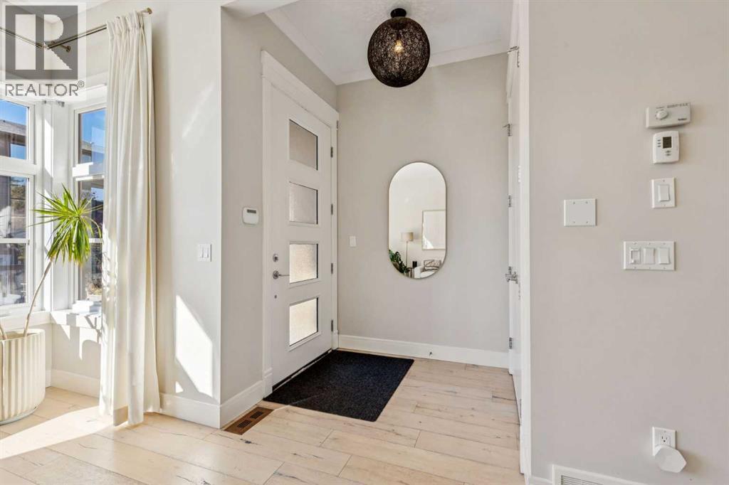 2620 15a Street Sw, Calgary, Alberta  T2T 4B9 - Photo 3 - A2264817