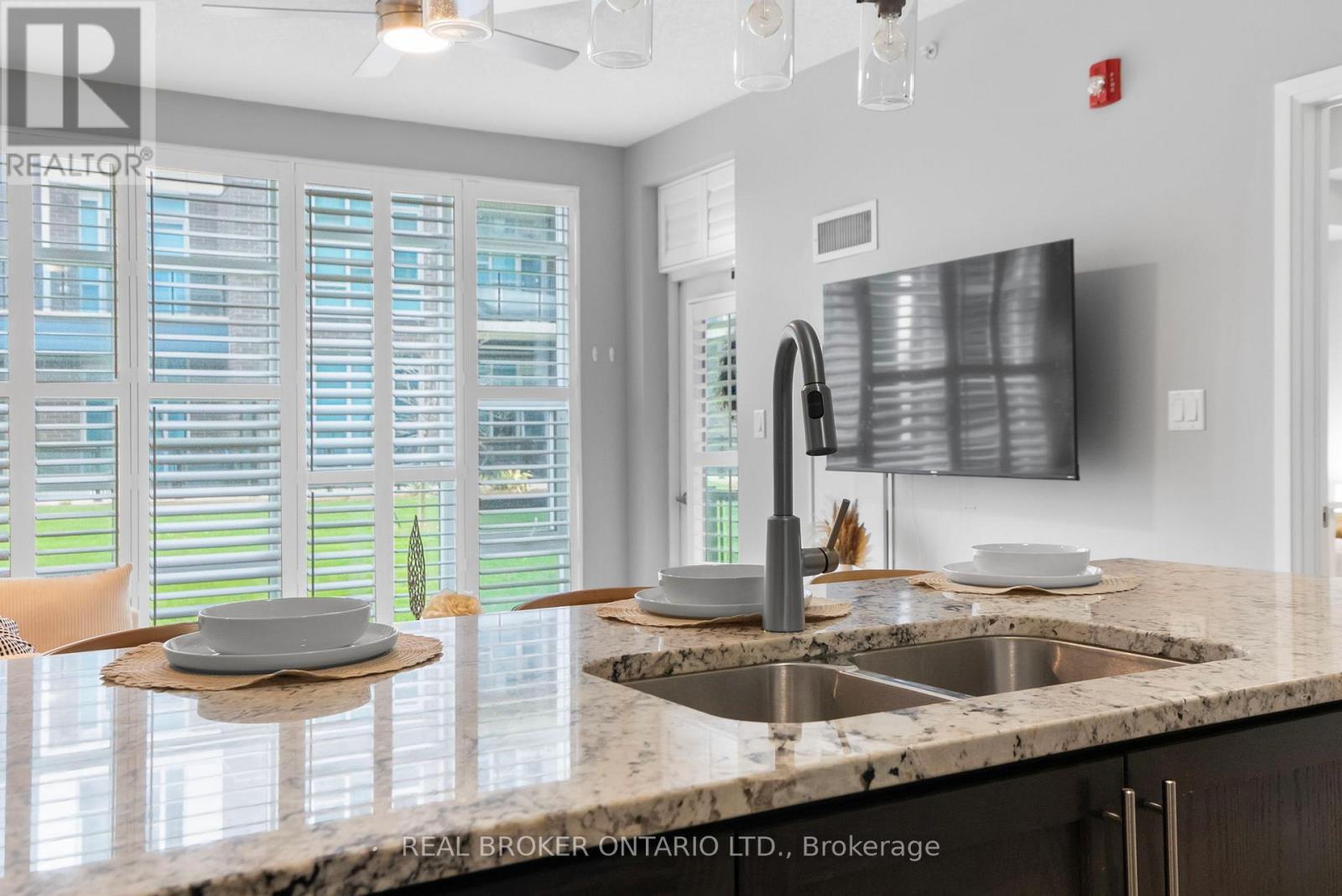 110 - 10 Concord Place W, Grimsby, Ontario  L3M 0G6 - Photo 11 - X12505954