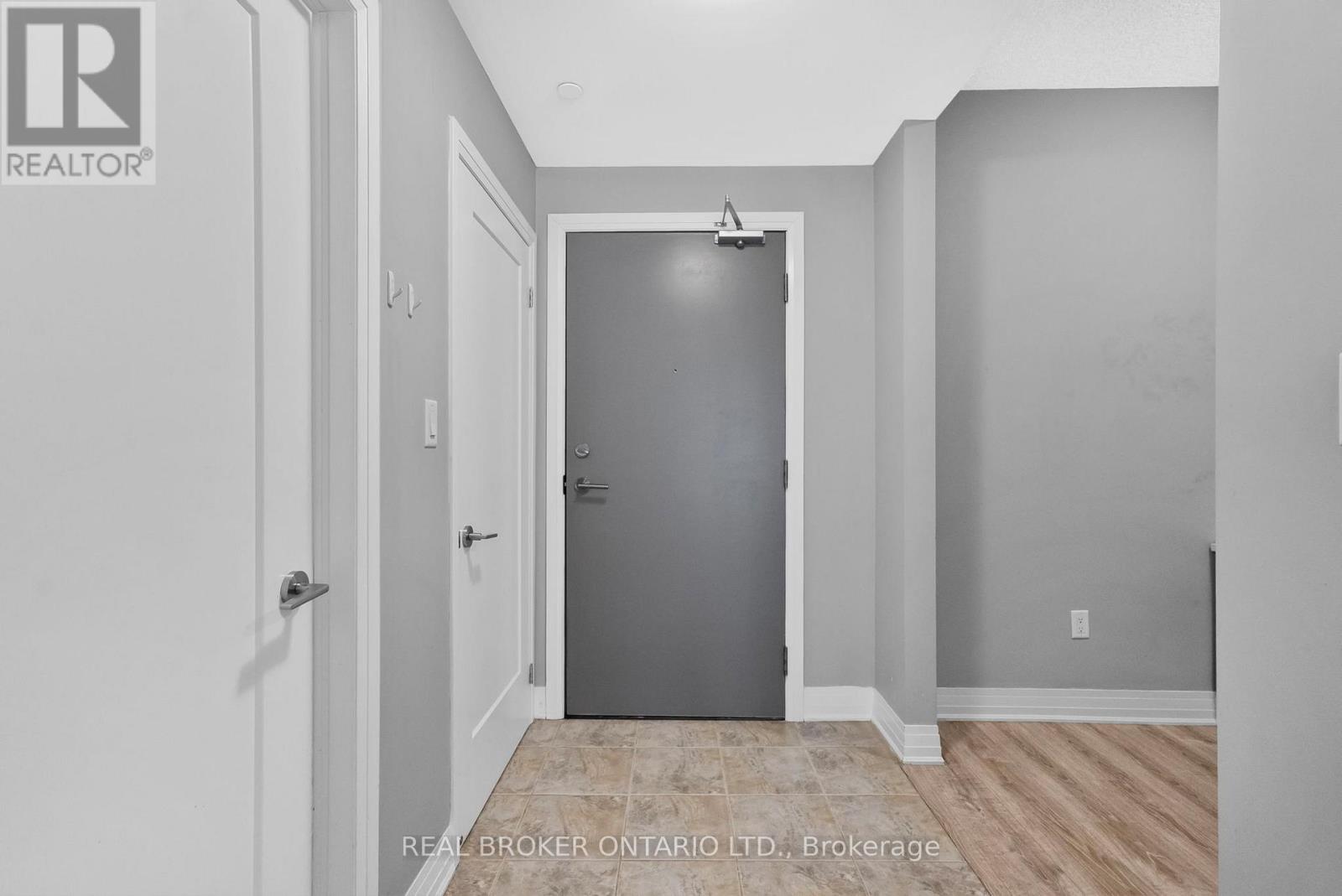 110 - 10 Concord Place W, Grimsby, Ontario  L3M 0G6 - Photo 4 - X12505954