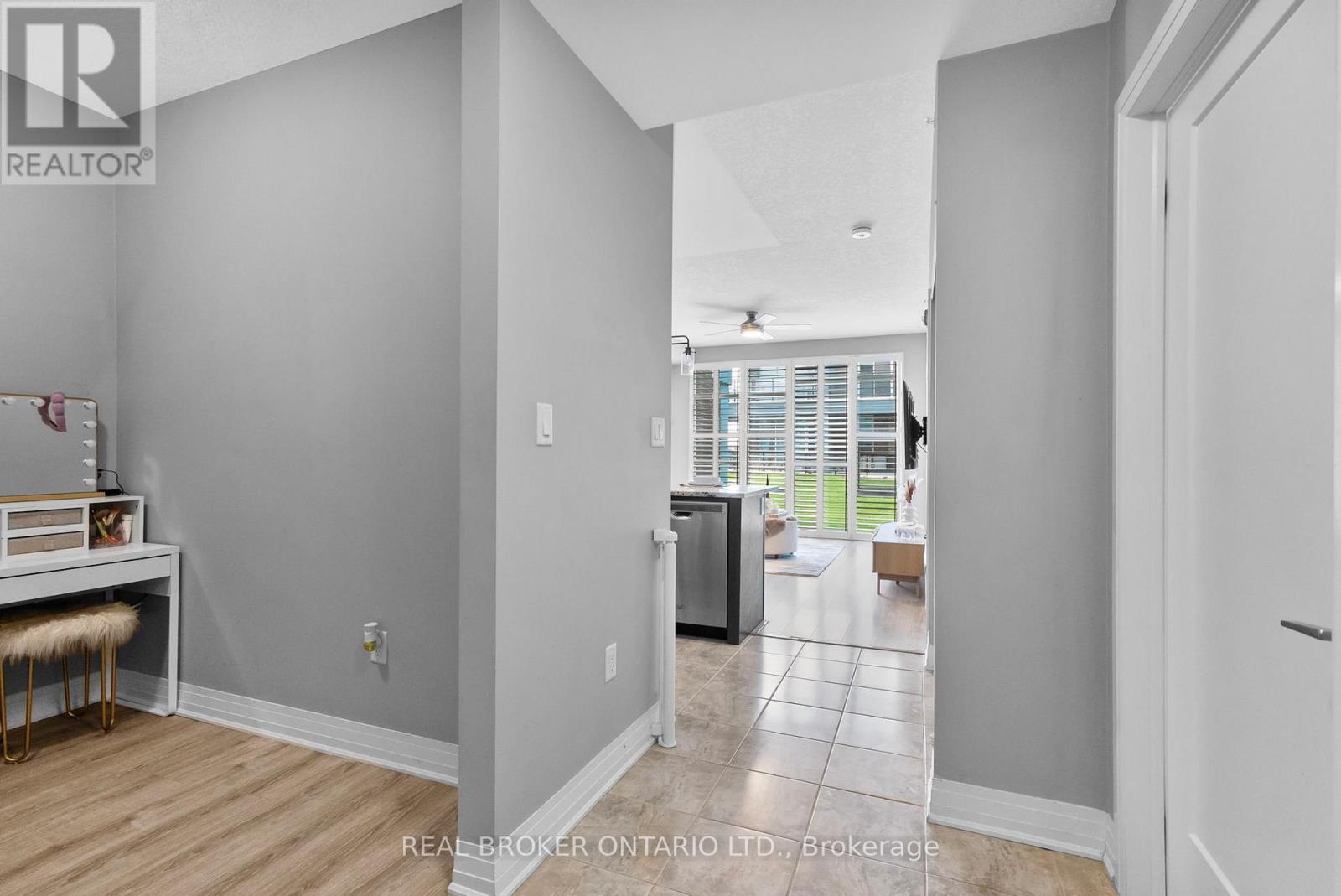 110 - 10 Concord Place W, Grimsby, Ontario  L3M 0G6 - Photo 7 - X12505954