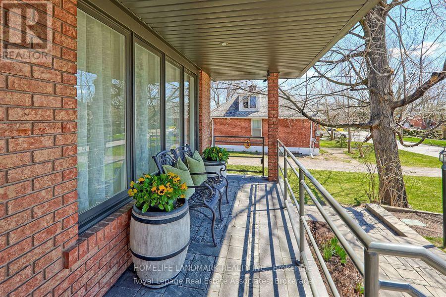 Up - 3069 Given Road, Mississauga, Ontario  L5A 2N2 - Photo 2 - W12505972