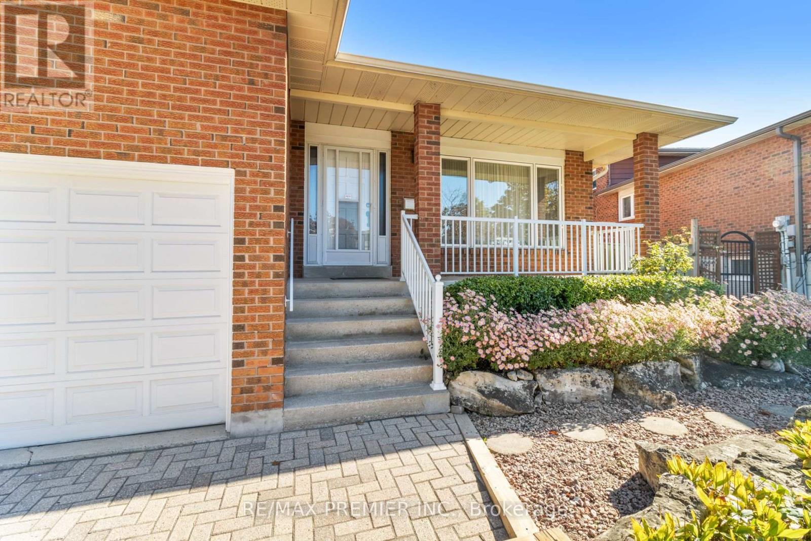 180 Benjamin Boake Trail, Toronto, Ontario  M3J 3C4 - Photo 2 - W12506038