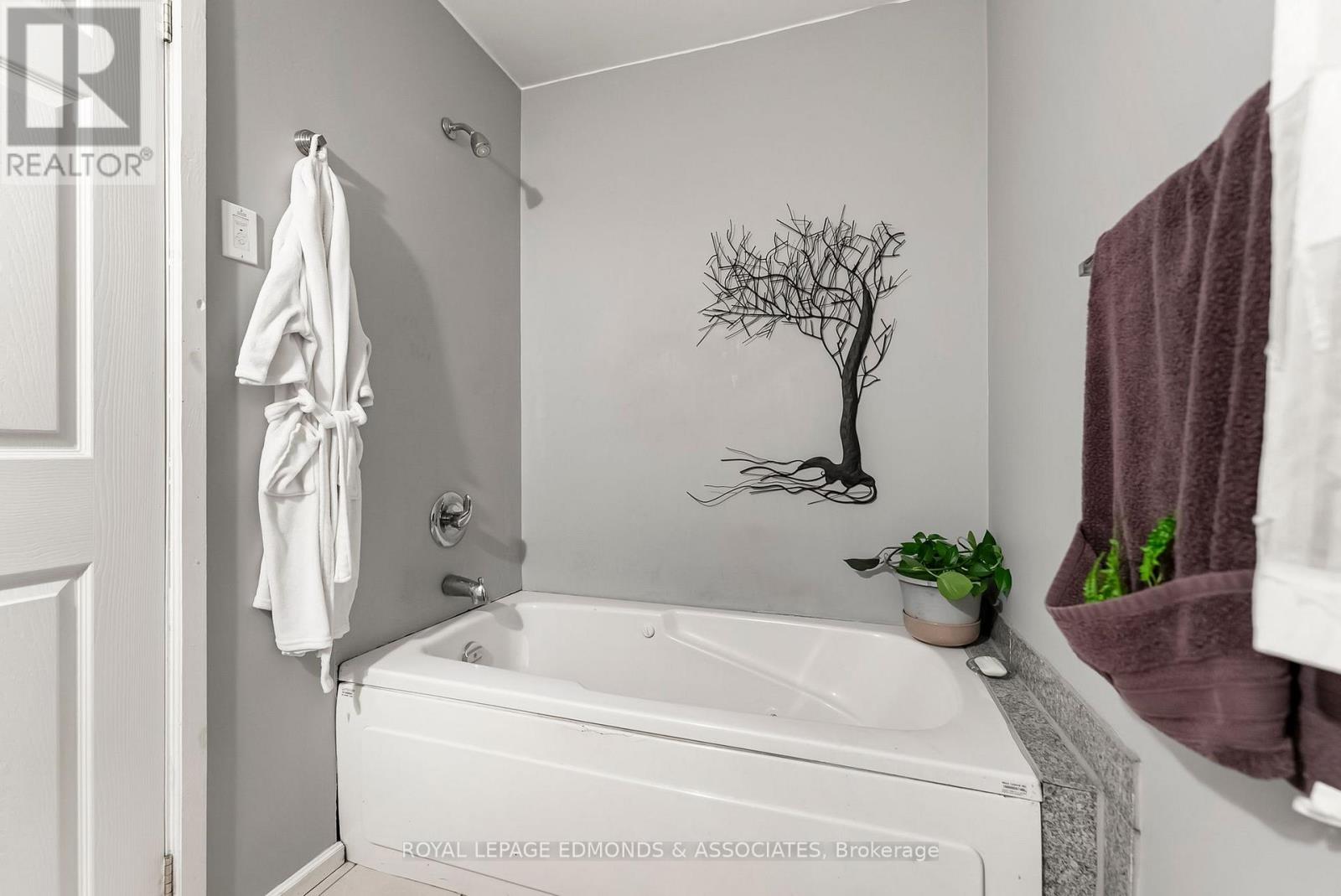 1349 Victoria Street, Petawawa, Ontario  K8H 2E9 - Photo 23 - X12398302