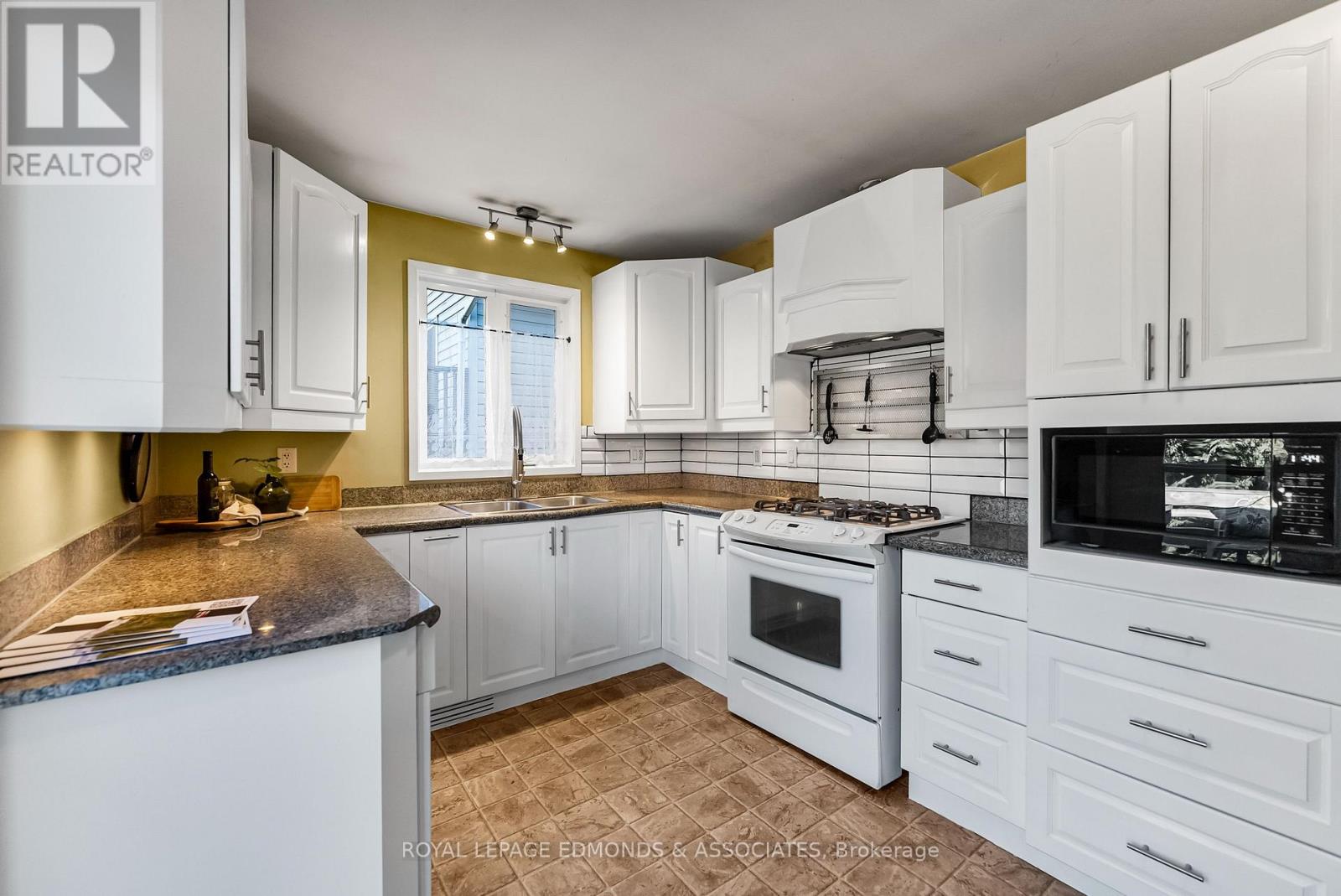 1349 Victoria Street, Petawawa, Ontario  K8H 2E9 - Photo 17 - X12398302