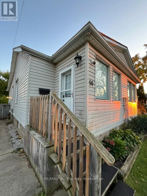 90 Grass Avenue, St. Catharines, Ontario L2R 1T1 - Photo 2 - X12432443