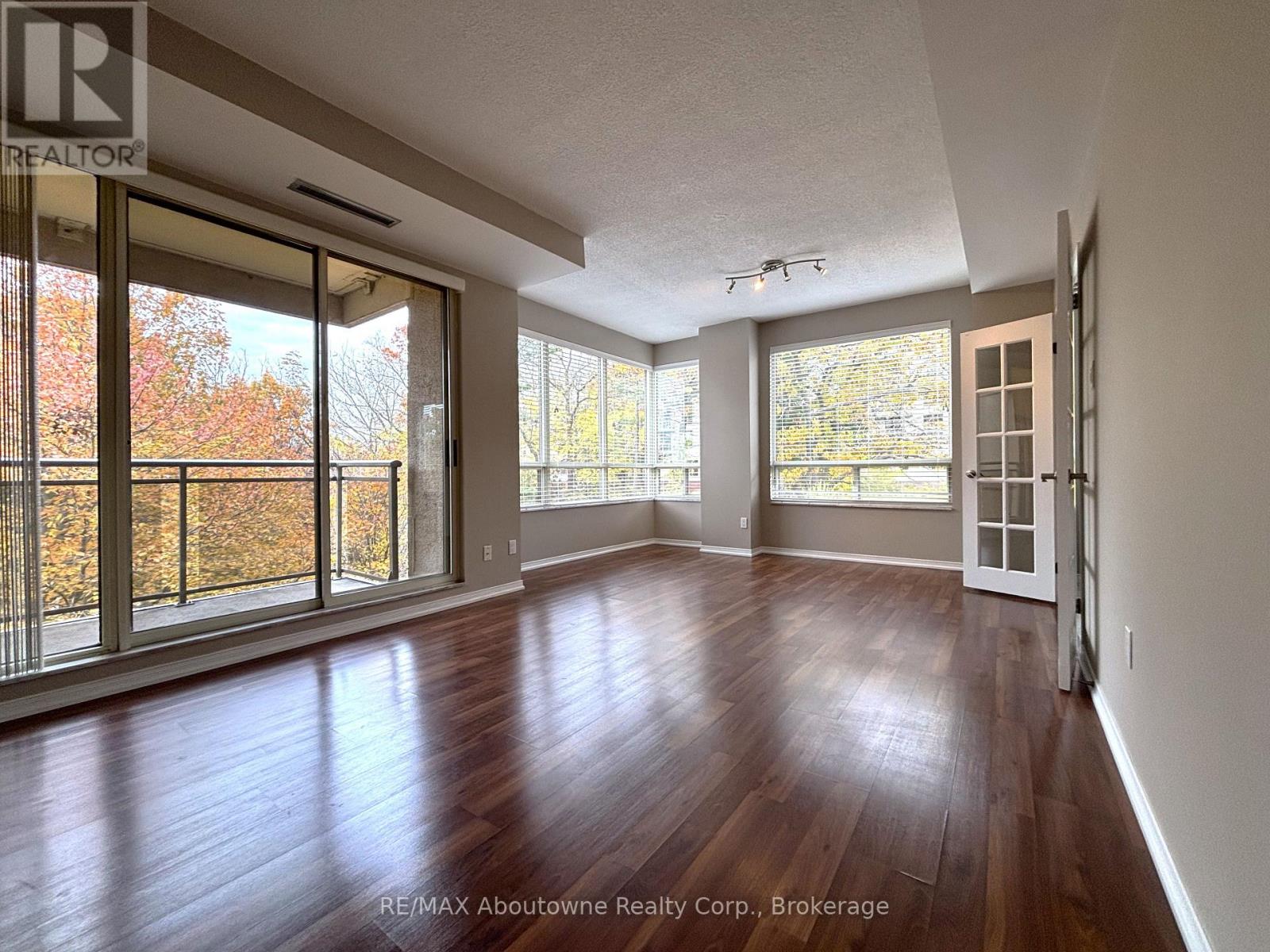 406 - 2511 Lakeshore Road W, Oakville, Ontario  L6L 6L9 - Photo 2 - W12506234