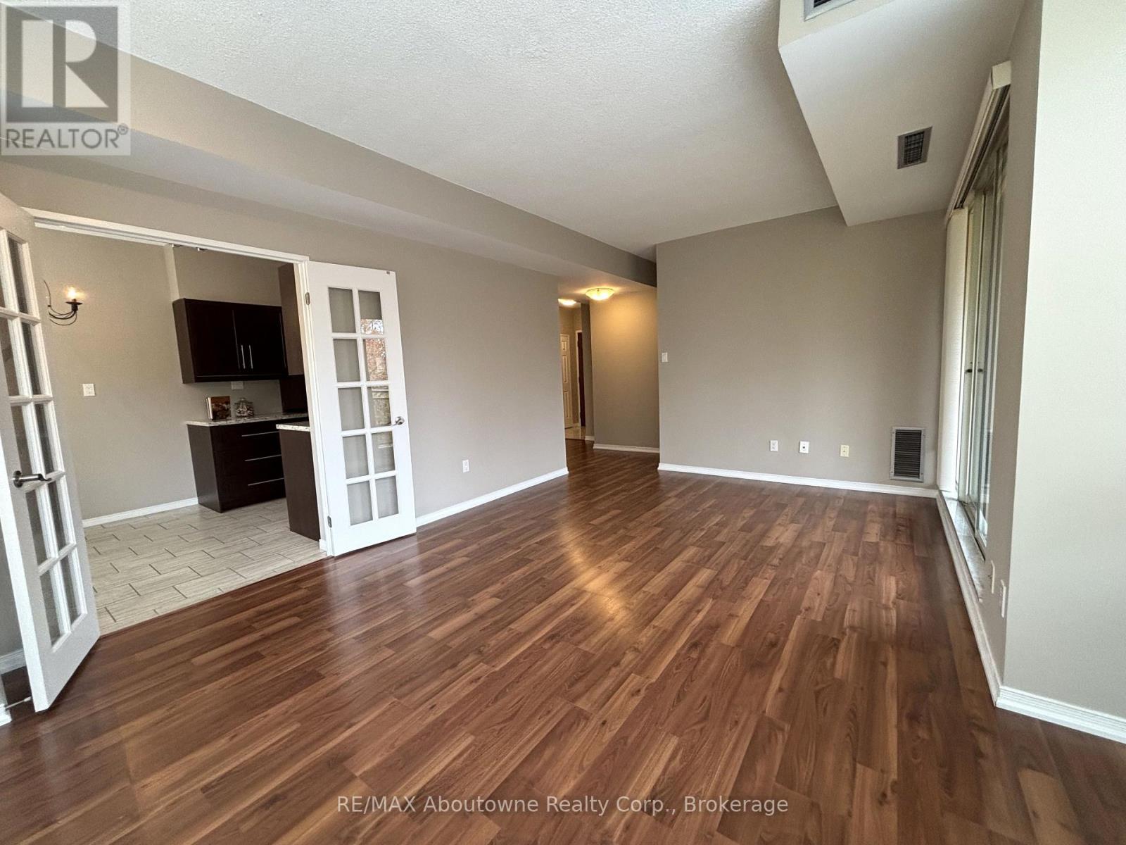 406 - 2511 Lakeshore Road W, Oakville, Ontario  L6L 6L9 - Photo 4 - W12506234