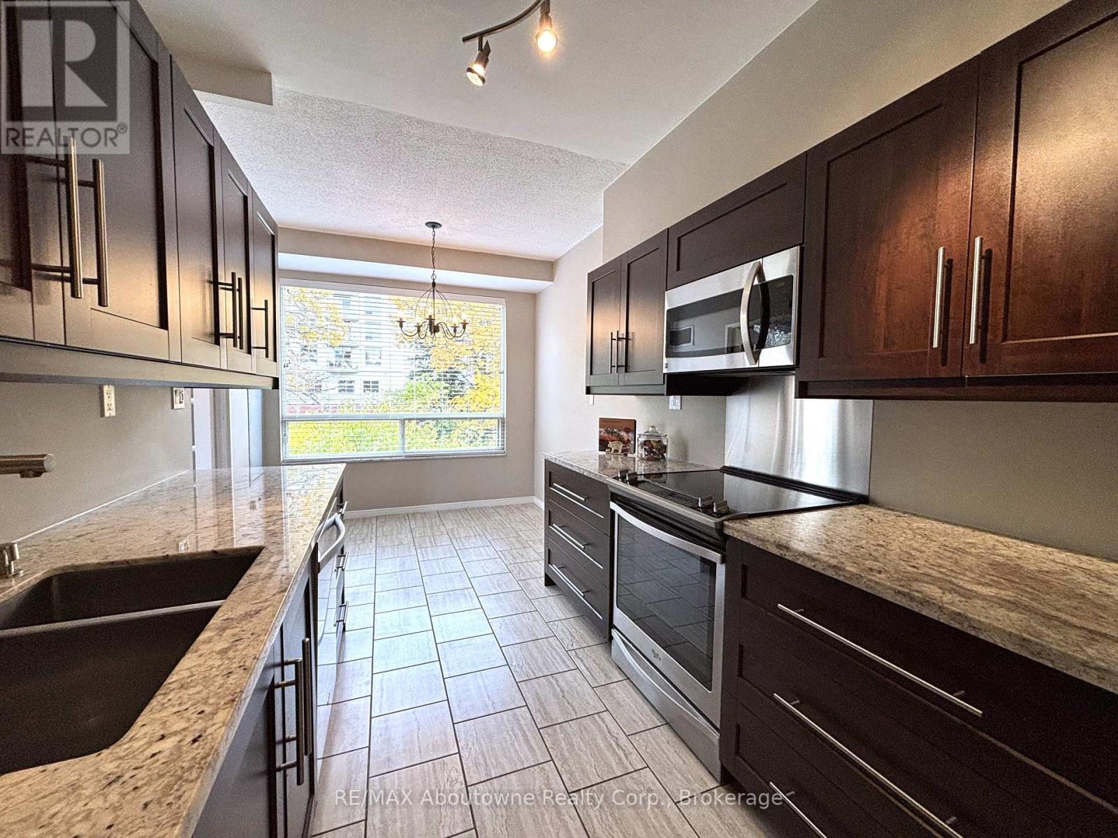 406 - 2511 Lakeshore Road W, Oakville, Ontario  L6L 6L9 - Photo 5 - W12506234