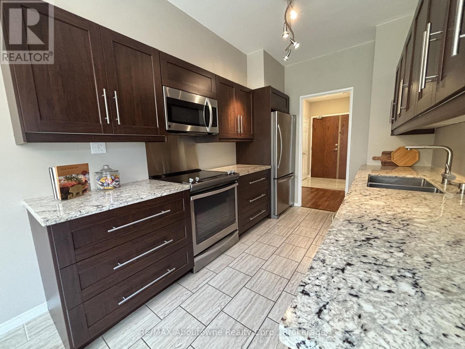 406 - 2511 Lakeshore Road W, Oakville, Ontario  L6L 6L9 - Photo 7 - W12506234