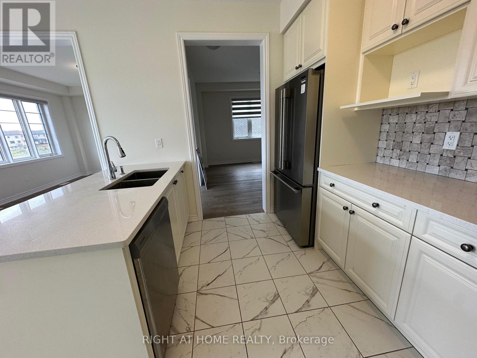 Upper - 3 Bee Crescent, Brantford, Ontario N3T 0V7 - Photo 11 - X12411087