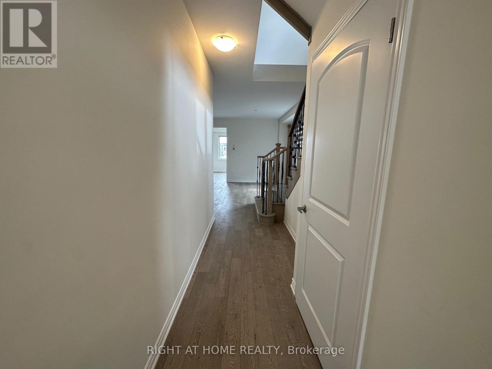 Upper - 3 Bee Crescent, Brantford, Ontario N3T 0V7 - Photo 3 - X12411087