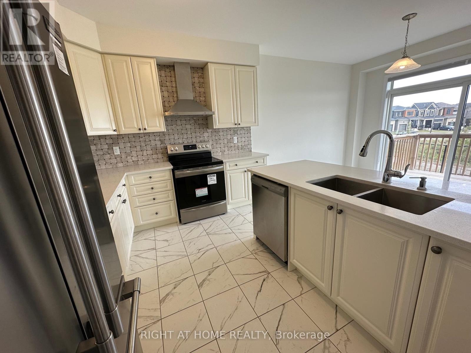 Upper - 3 Bee Crescent, Brantford, Ontario N3T 0V7 - Photo 12 - X12411087