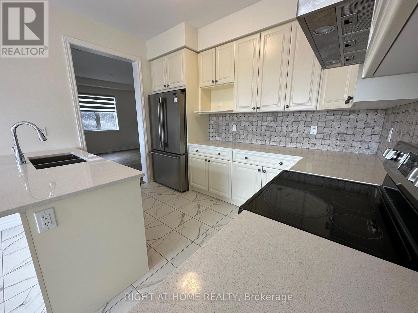 Upper - 3 Bee Crescent, Brantford, Ontario N3T 0V7 - Photo 10 - X12411087