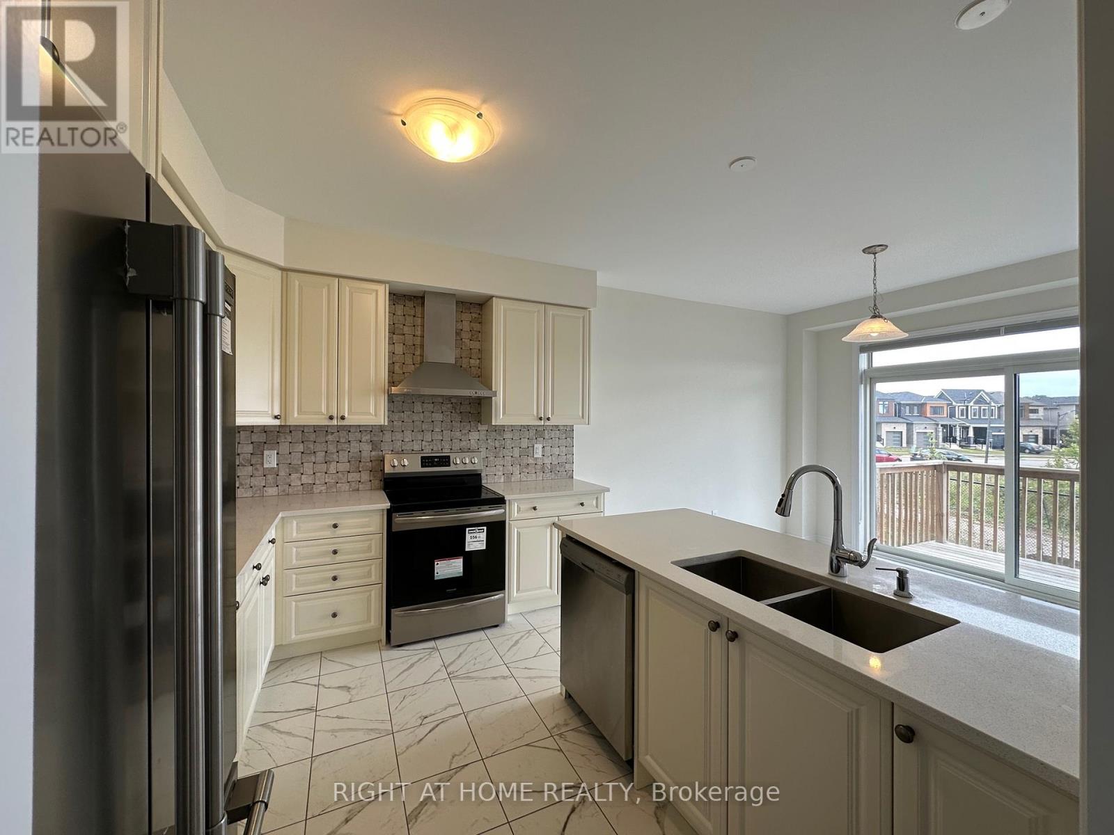 Upper - 3 Bee Crescent, Brantford, Ontario N3T 0V7 - Photo 8 - X12411087