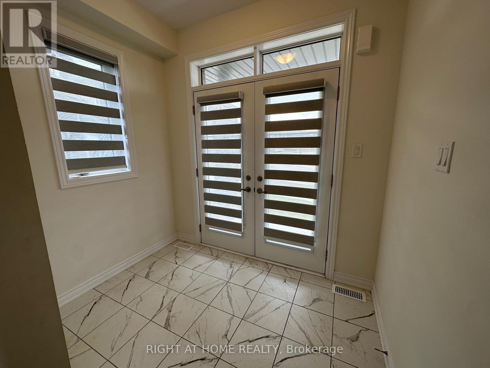 Upper - 3 Bee Crescent, Brantford, Ontario N3T 0V7 - Photo 2 - X12411087