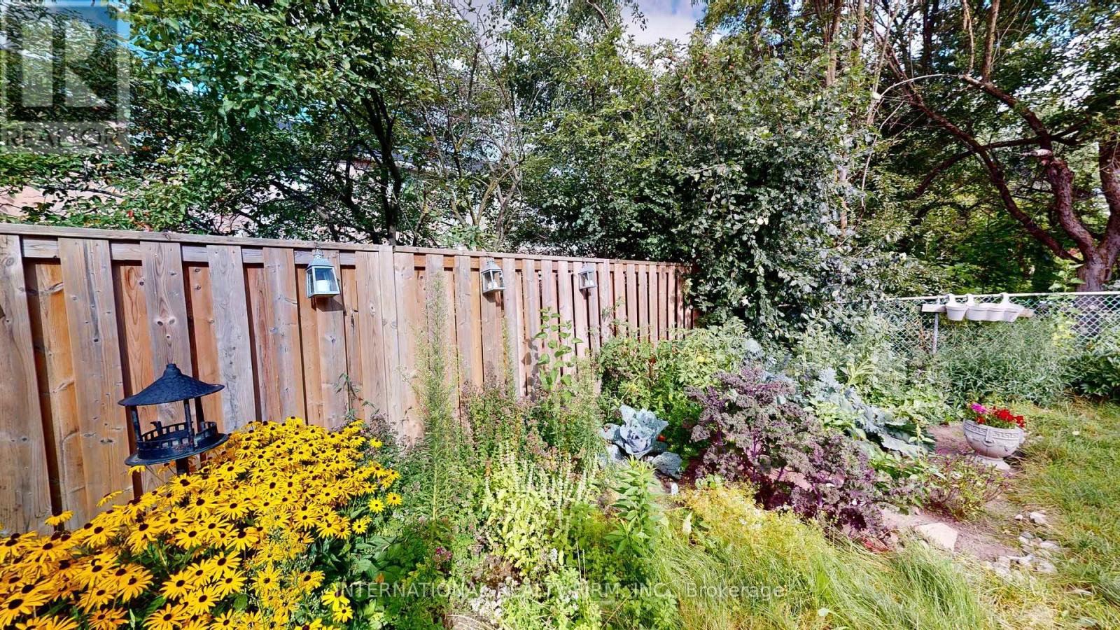 19 Lillooet Crescent S, Richmond Hill, Ontario L4C 5A6 - Photo 11 - N12475882