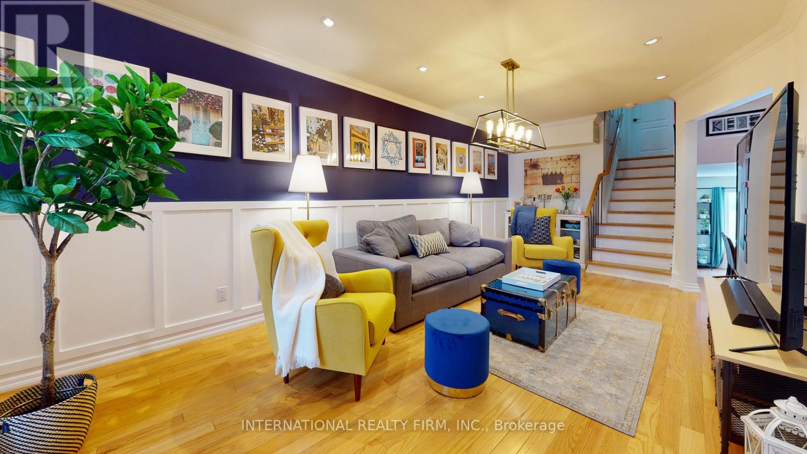 19 Lillooet Crescent S, Richmond Hill, Ontario L4C 5A6 - Photo 2 - N12475882