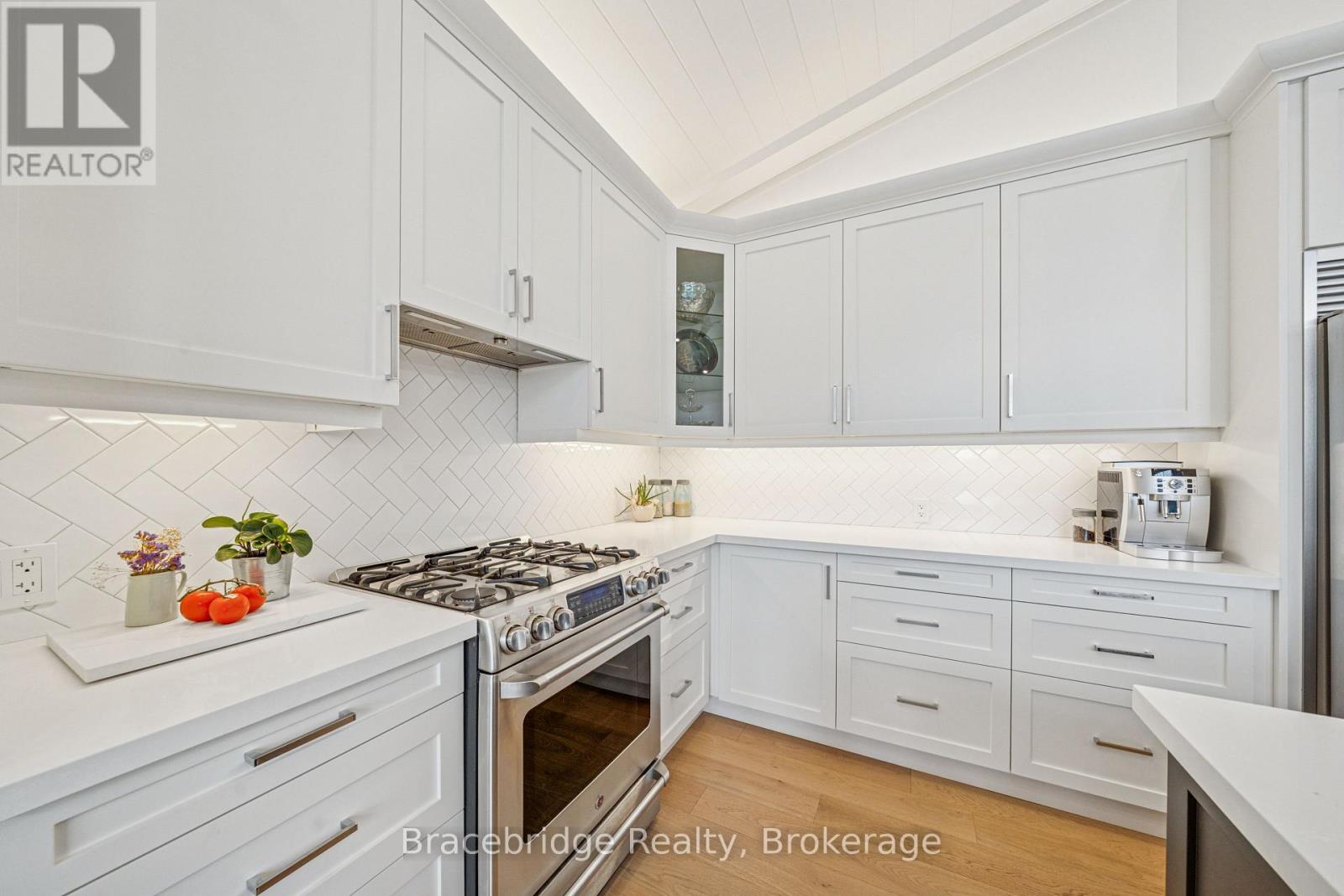 1006 Stephens Bay Road, Bracebridge, Ontario P1L 1X2 - Photo 15 - X12484390