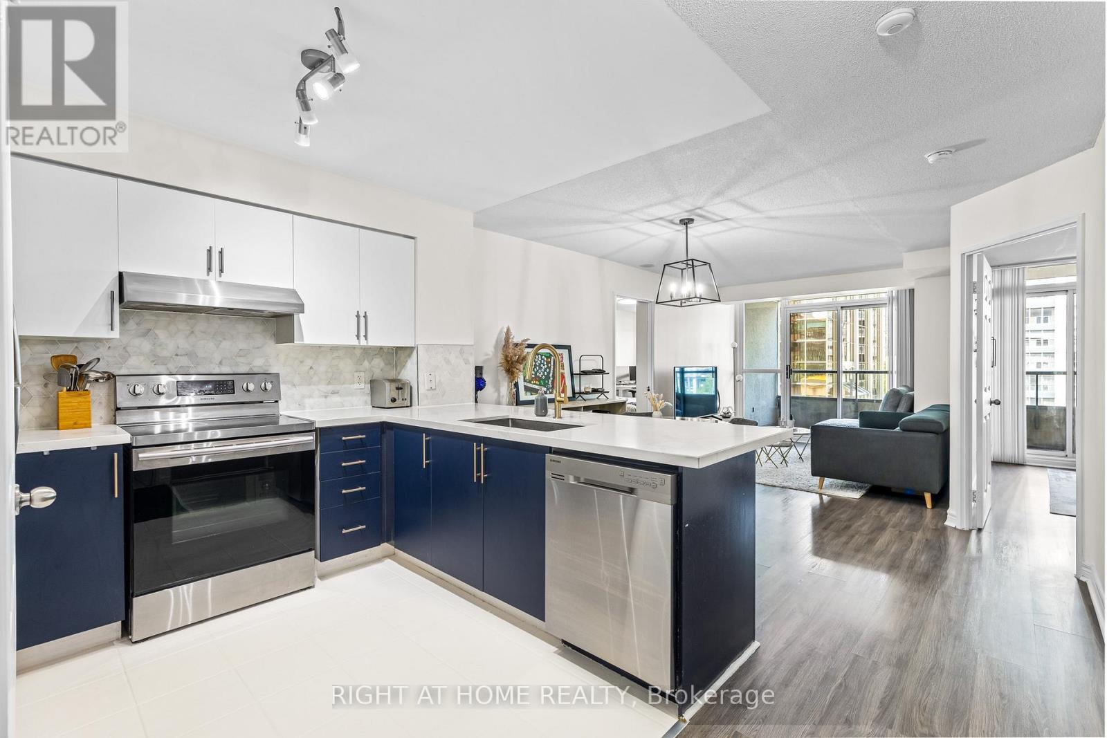 503 - 23 Hollywood Avenue, Toronto, Ontario  M2N 7L8 - Photo 3 - C12506128