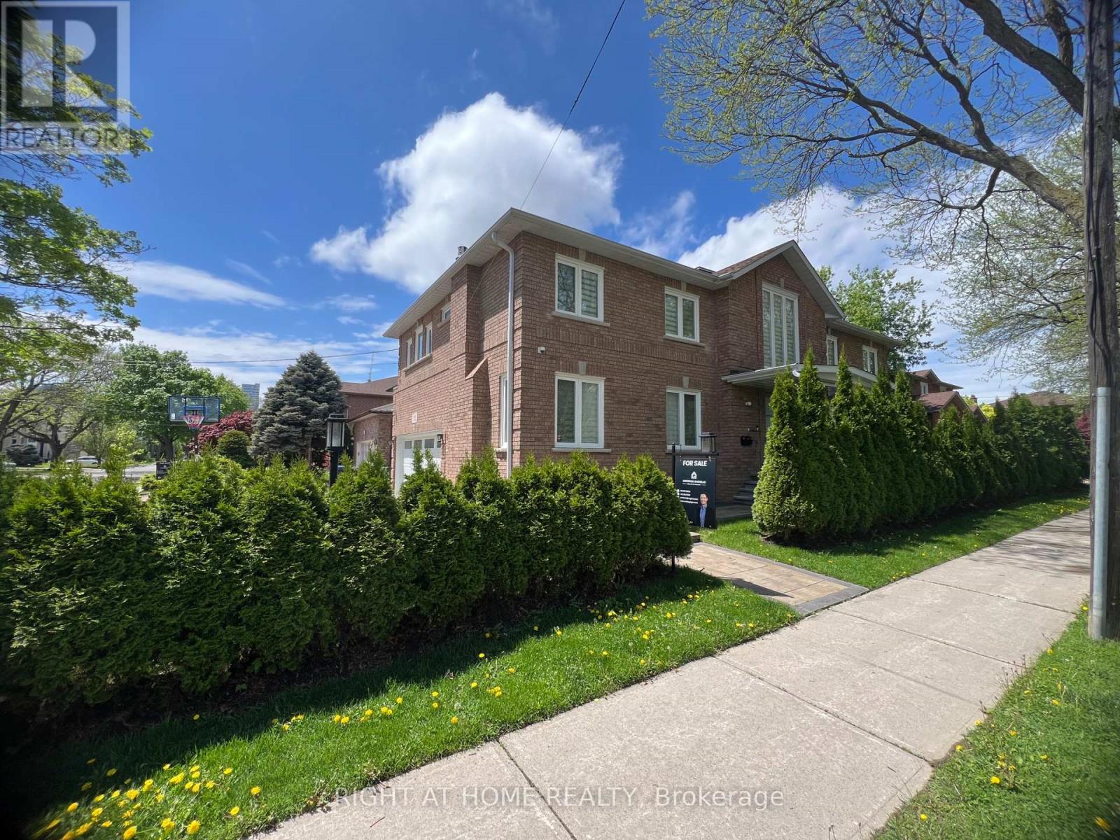 152 HOLMES AVENUE, Toronto, Ontario
