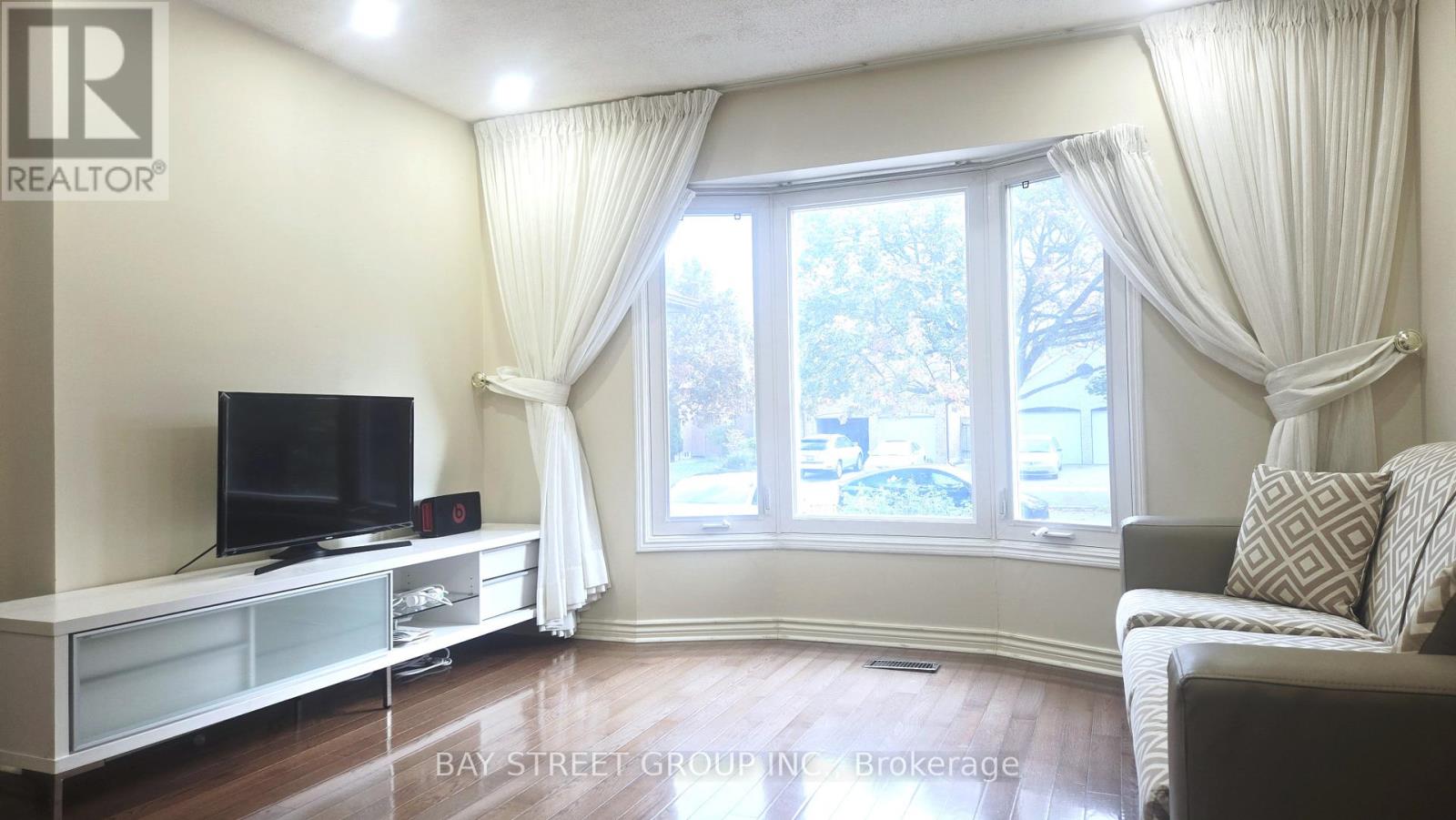 24 Beasley Drive, Richmond Hill, Ontario  L4C 7Z2 - Photo 2 - N12506172