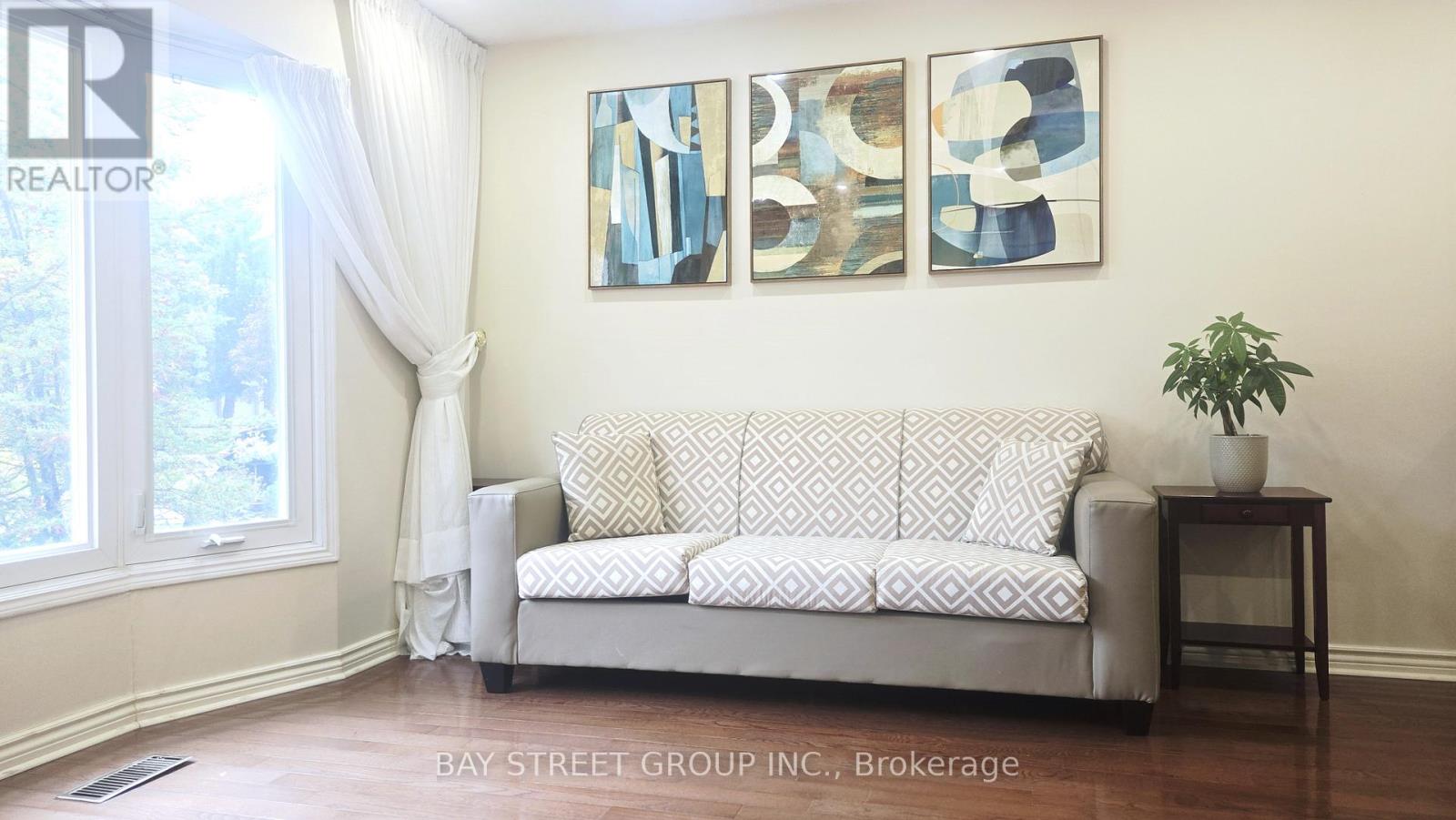 24 Beasley Drive, Richmond Hill, Ontario  L4C 7Z2 - Photo 3 - N12506172