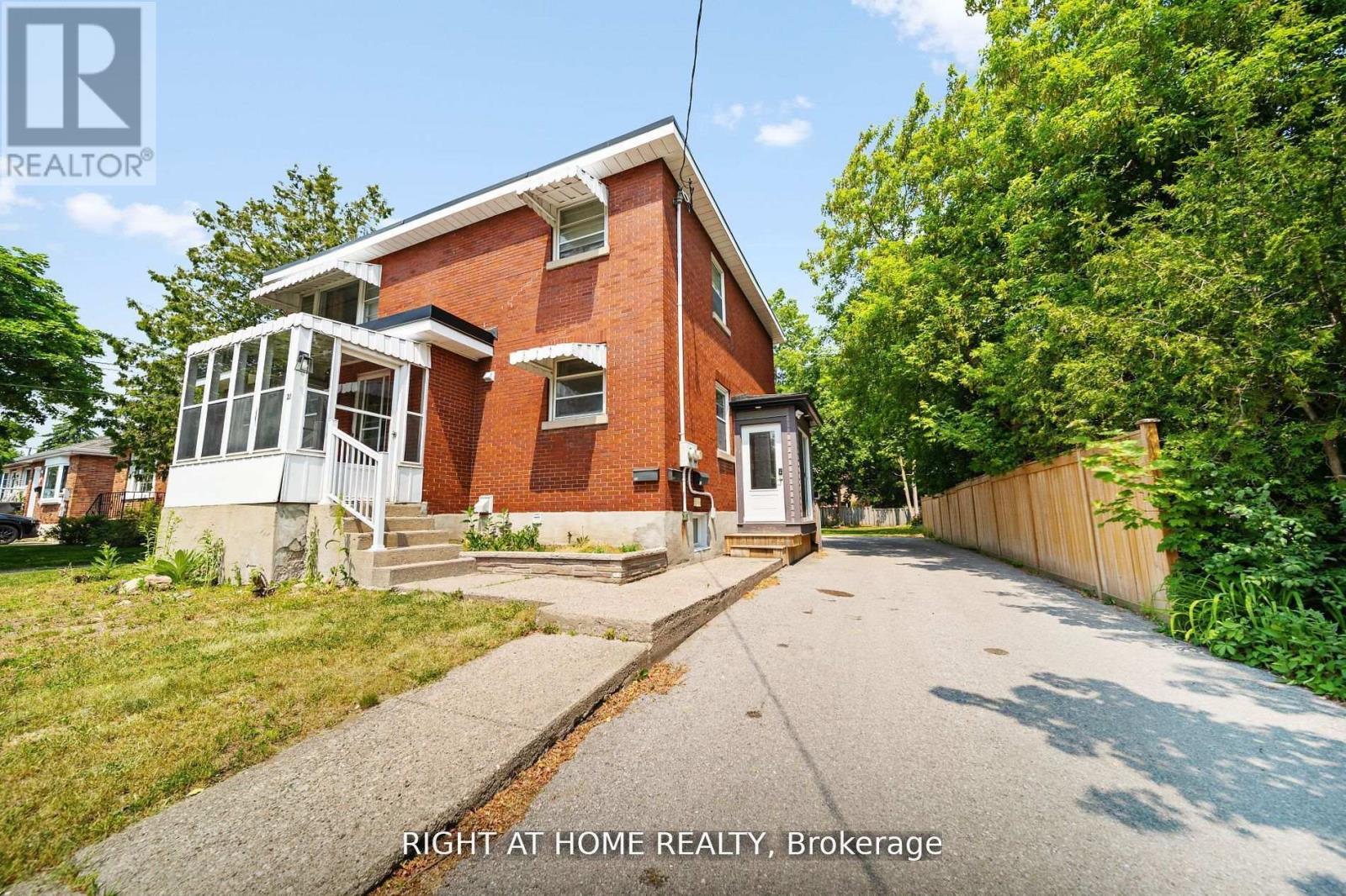 Upper - 21 Thomson Street, Barrie (Queen's Park), Ontario L4N 1X4 - Photo 2 - S12506164