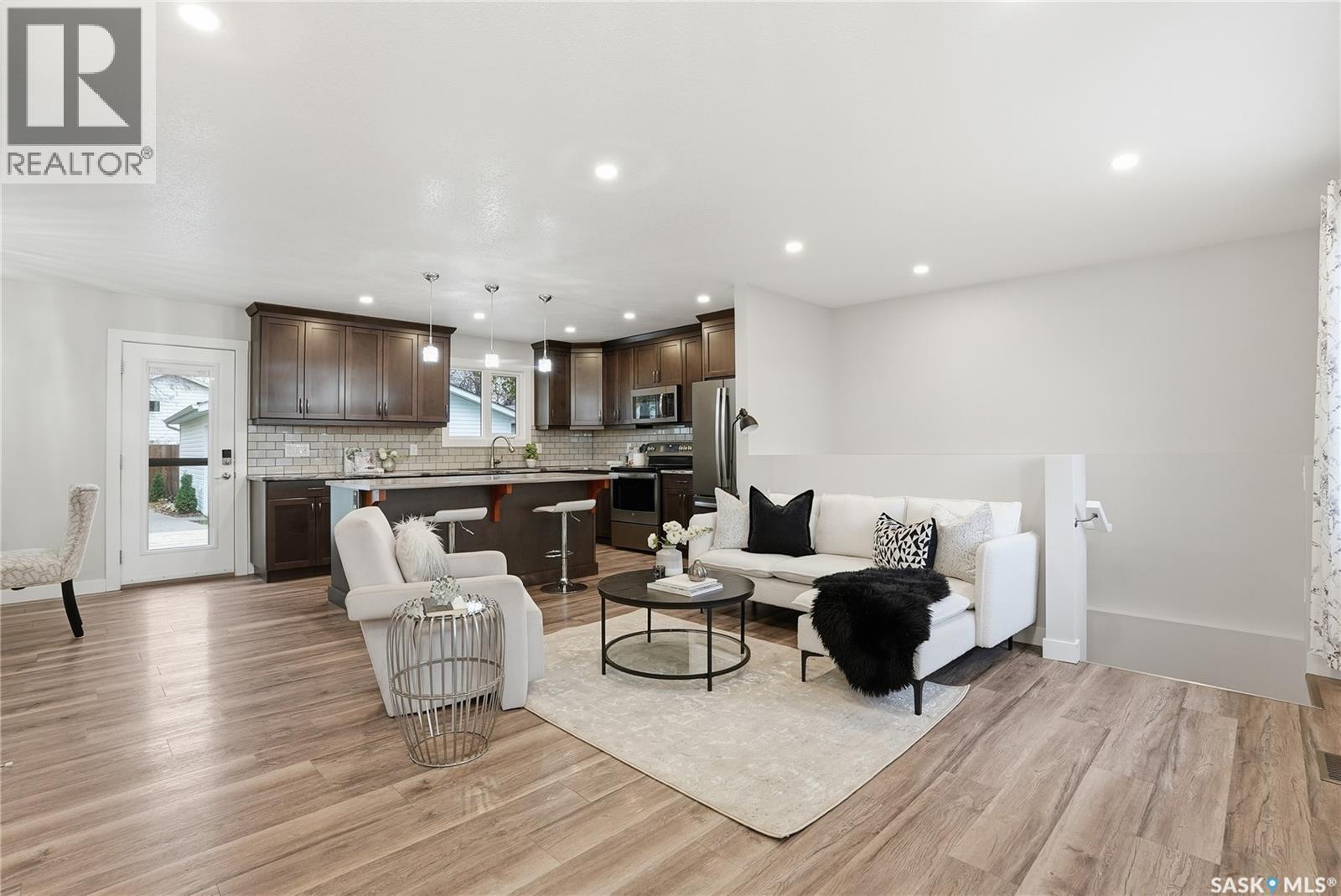 2609 Cumberland Avenue S, Saskatoon, Saskatchewan  S7J 2A3 - Photo 2 - SK022195