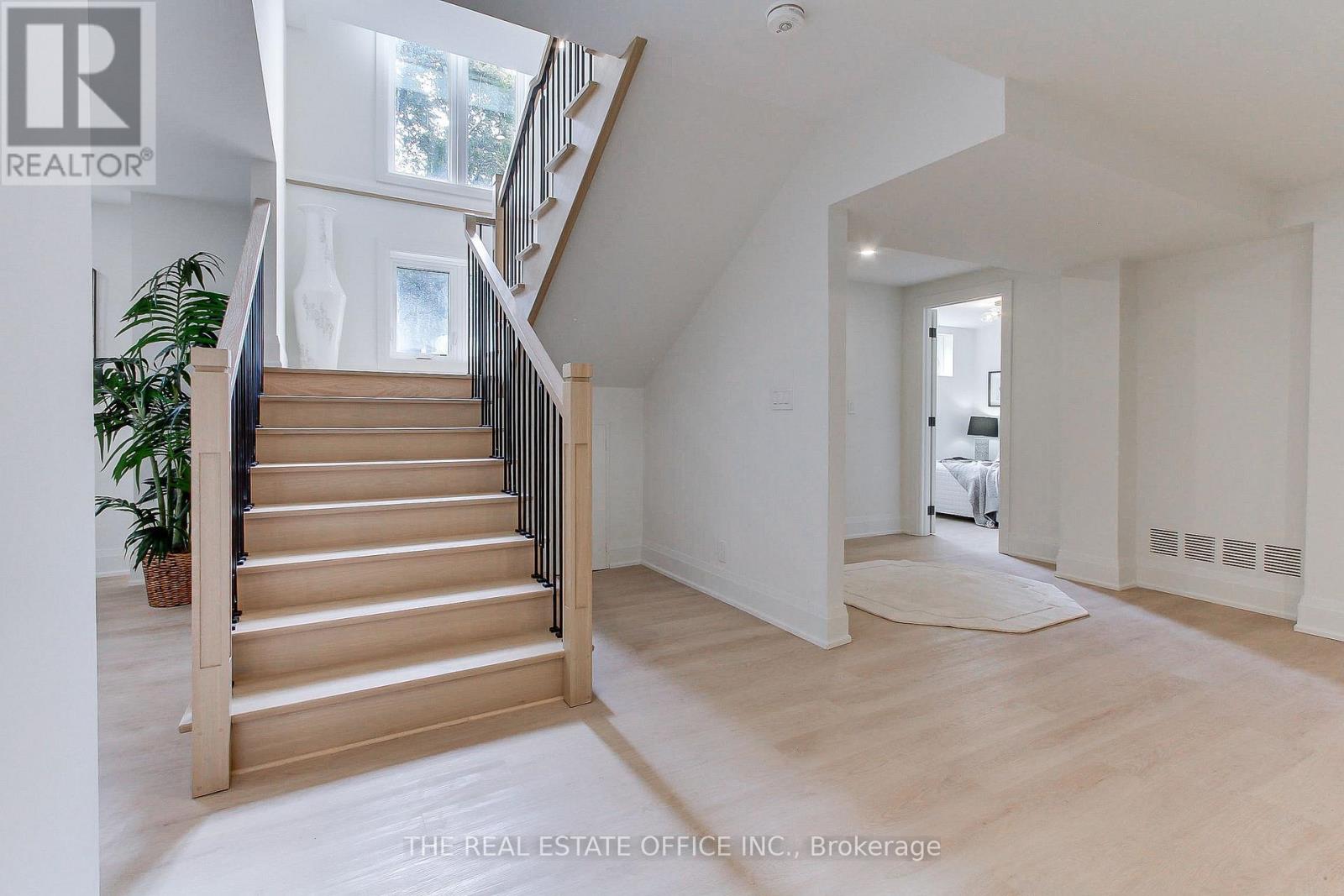 18 Beaverbrook Avenue, Toronto, Ontario  M9B 2M9 - Photo 34 - W12506168