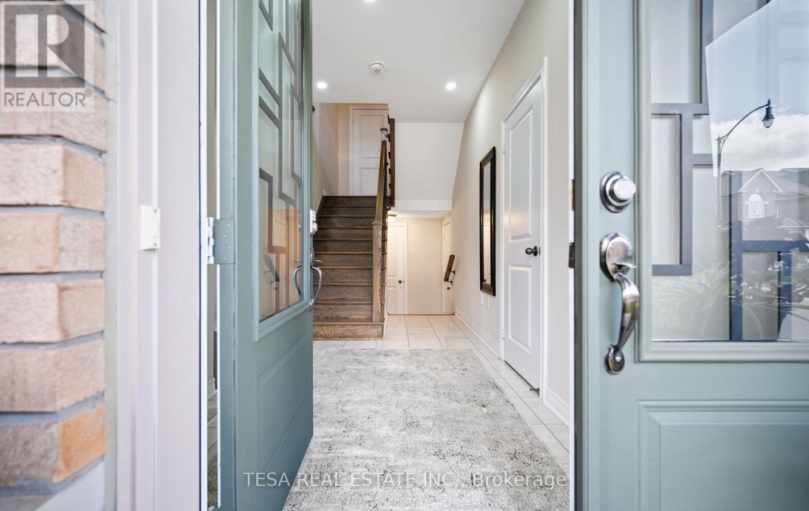 15 Hogan Manor Drive, Brampton, Ontario  L7A 4V4 - Photo 4 - W12506174