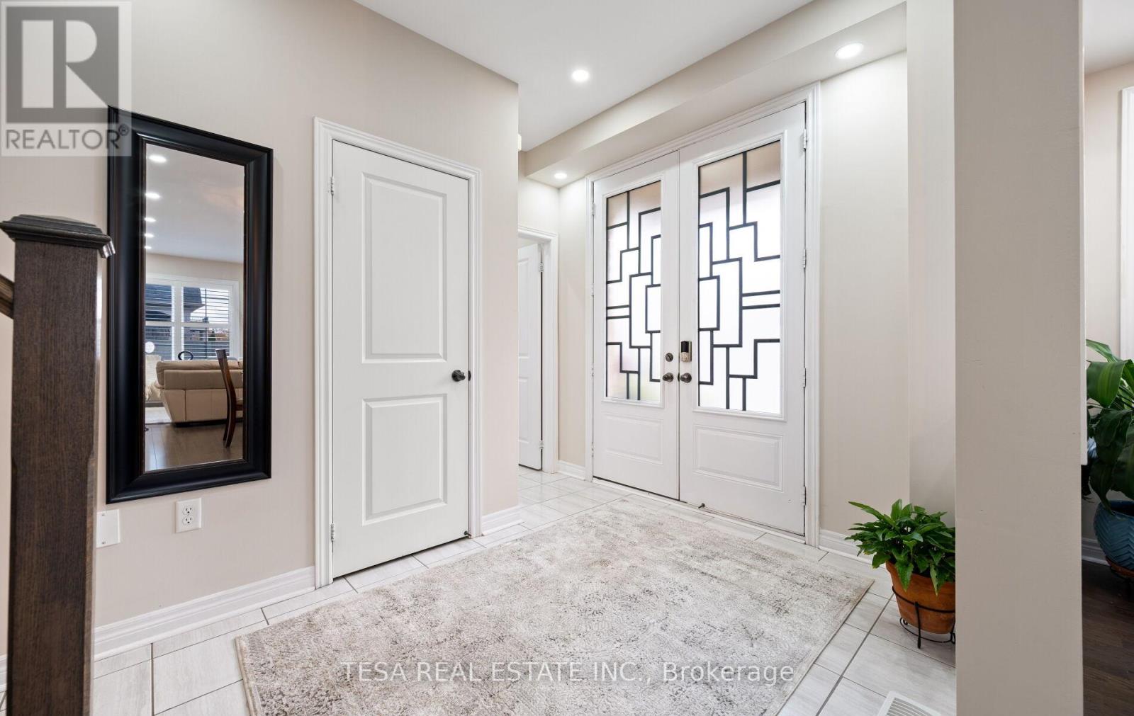 15 Hogan Manor Drive, Brampton, Ontario  L7A 4V4 - Photo 5 - W12506174