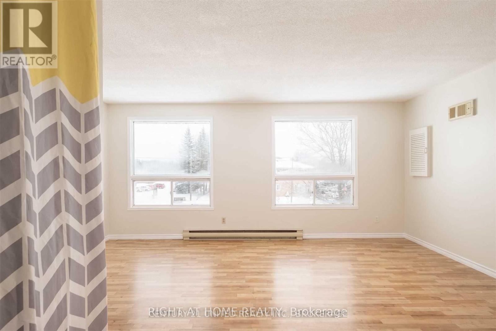 8 Moir Street W, Peterborough, Ontario  K9H 7N4 - Photo 5 - X12506152