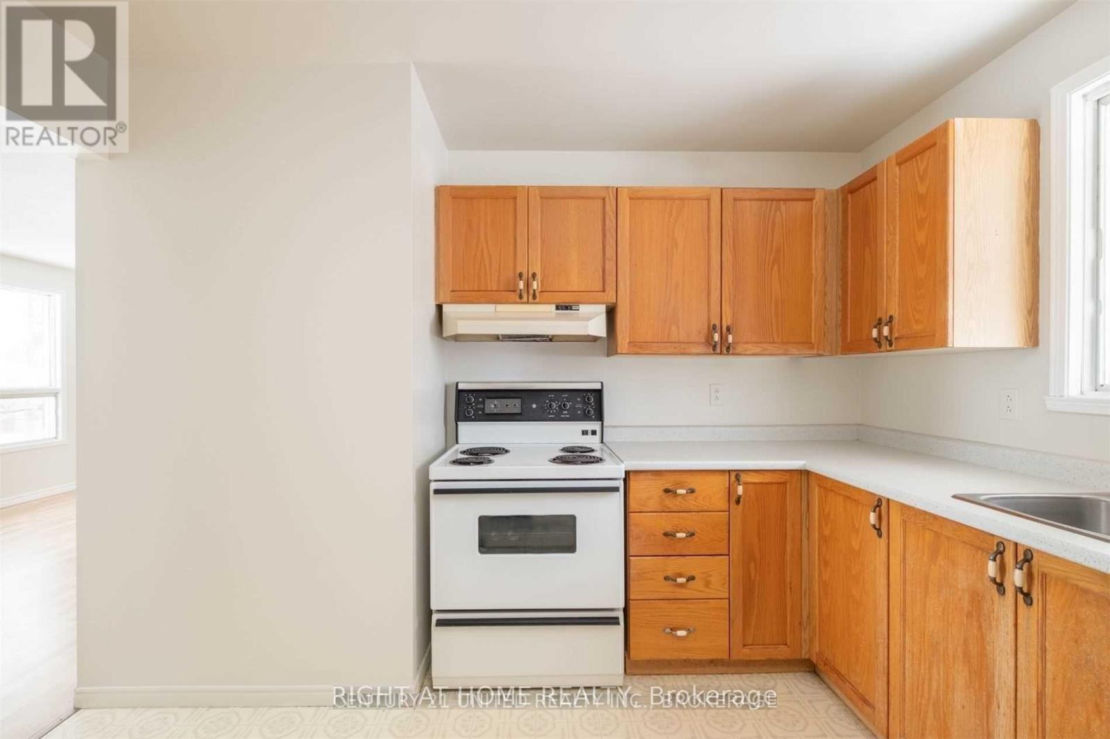 8 Moir Street W, Peterborough, Ontario  K9H 7N4 - Photo 9 - X12506152