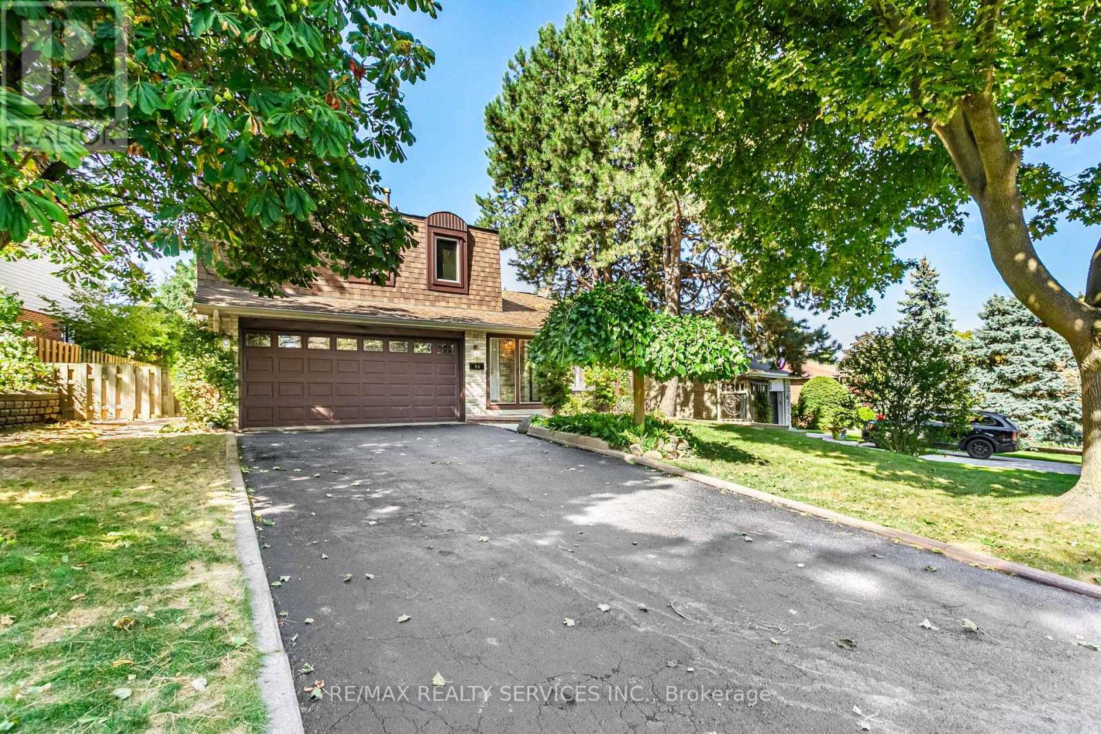 16 Marchmount Crescent, Brampton, Ontario  L6S 2S9 - Photo 2 - W12506242