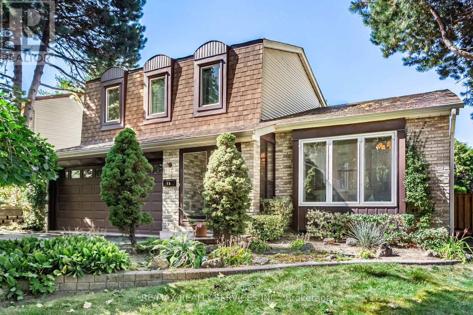 16 Marchmount Crescent, Brampton, Ontario  L6S 2S9 - Photo 3 - W12506242