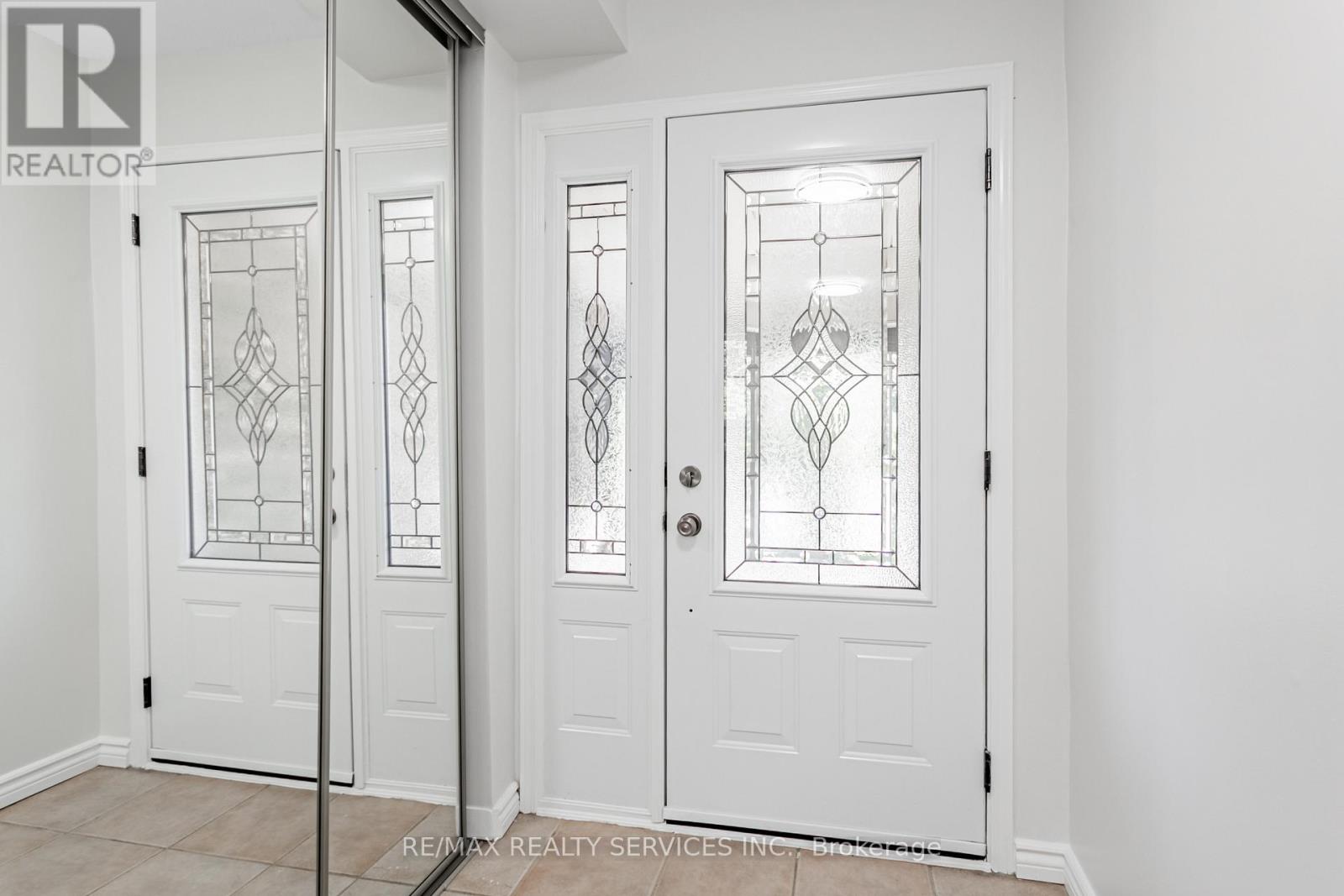 16 Marchmount Crescent, Brampton, Ontario  L6S 2S9 - Photo 6 - W12506242