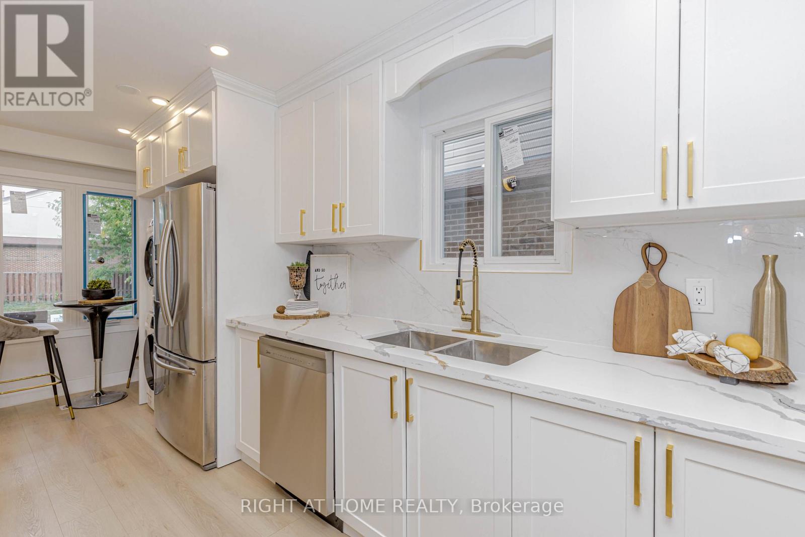 6 Bryant Court, Brampton, Ontario  L6X 2T1 - Photo 10 - W12506244