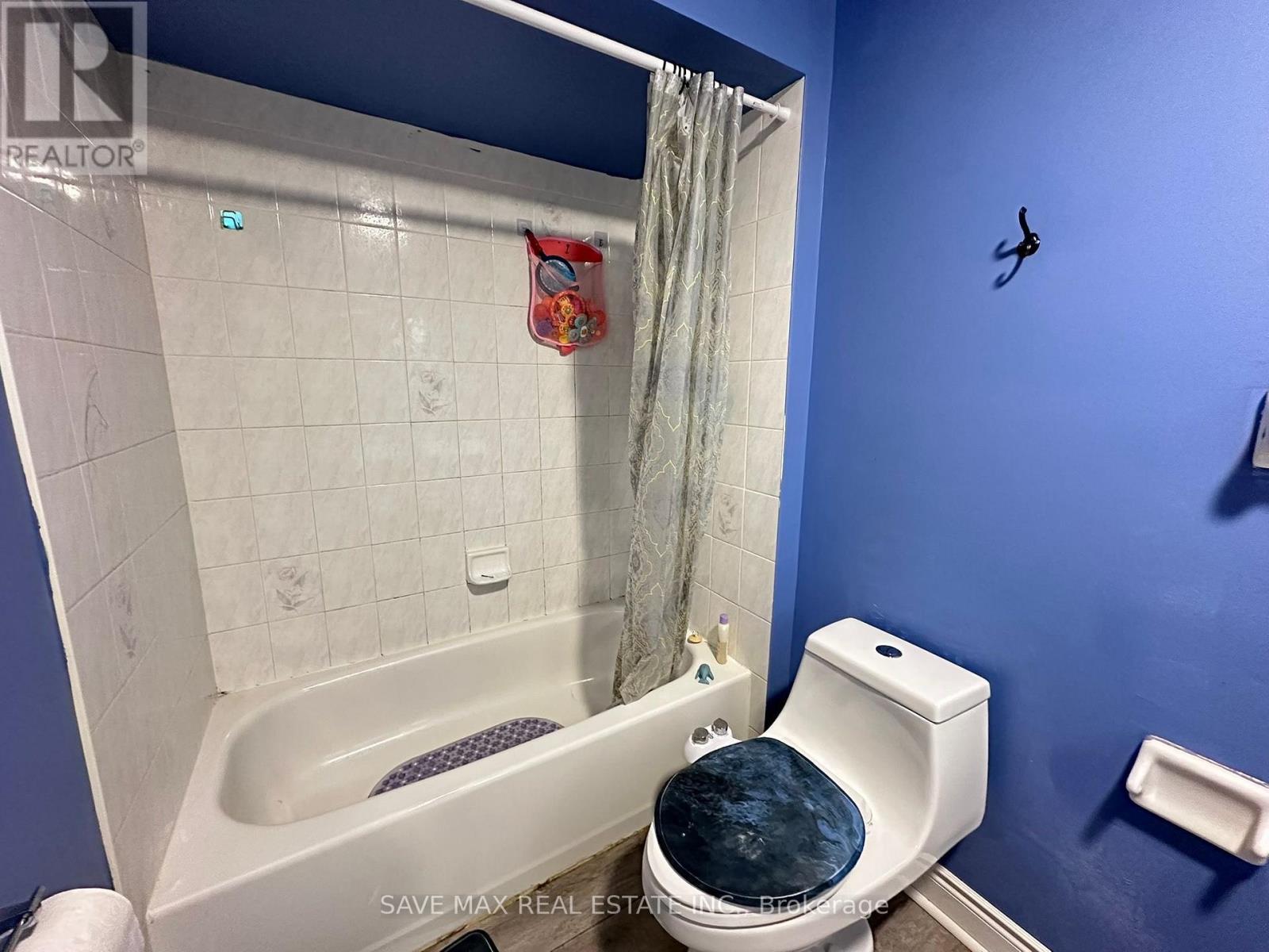 33 Piane Avenue, Brampton, Ontario L6Y 4X8 - Photo 5 - W12453132