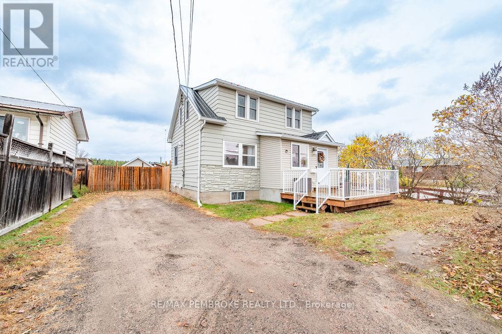 3245 Petawawa Boulevard, Petawawa, Ontario K8H 1X8 - Photo 1 - X12506324
